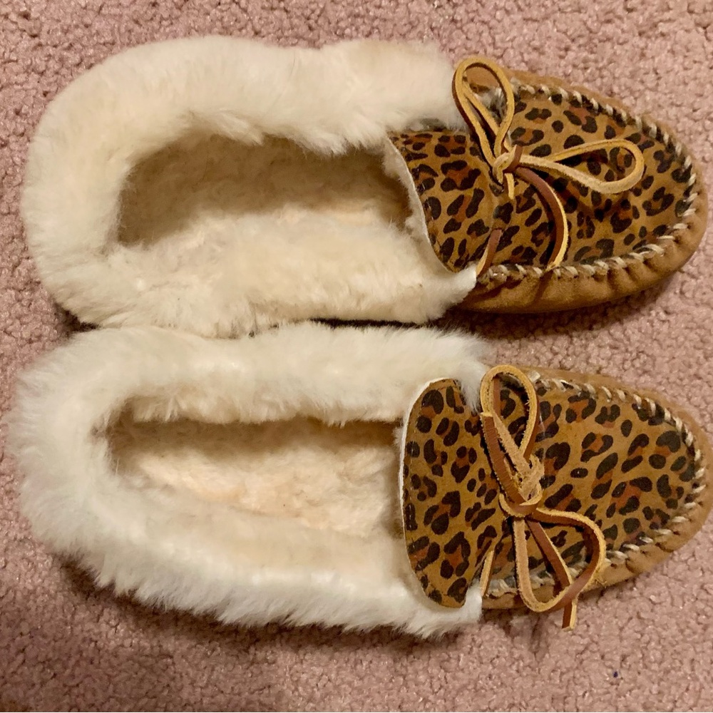 Minnesota Brand- Leopard Print Moccasin Slippers with Faux Fur Lining